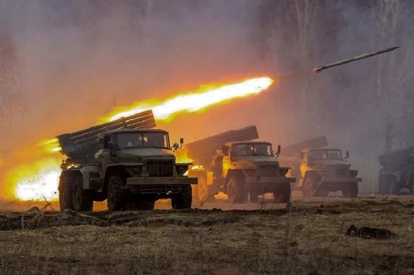 Боевики ВСУ обстреляли из «Градов» больницу в Донецке, позже подожгли вокзал столицы ДНР