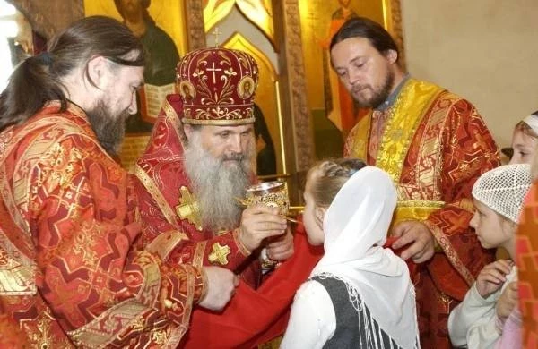 В какие дни совершается обряд причастия на Страстной неделе и как к нему подготовиться, можно узнать из церковного устава