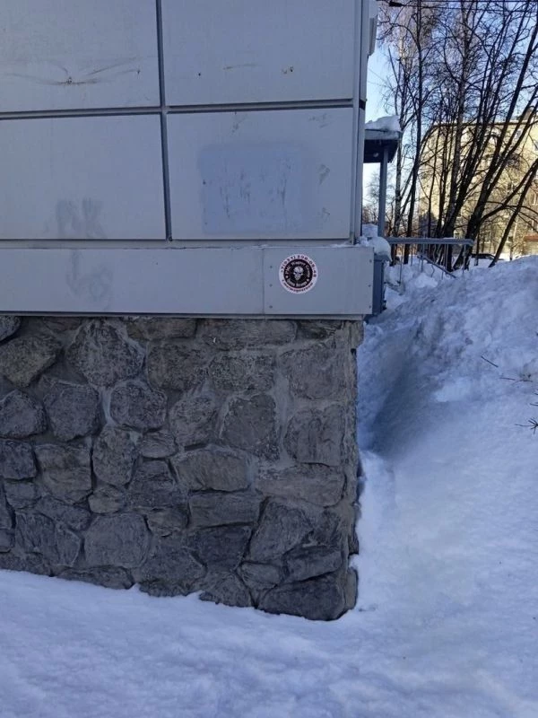 Жители Кандалакши заметили в городе наклейки ЧВК «Вагнер»