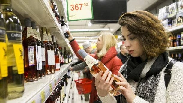 Алкоголь и сигареты в России будут продавать только по банковским картам: в чем смысл нововведения властей и можно ли будет купить за наличку