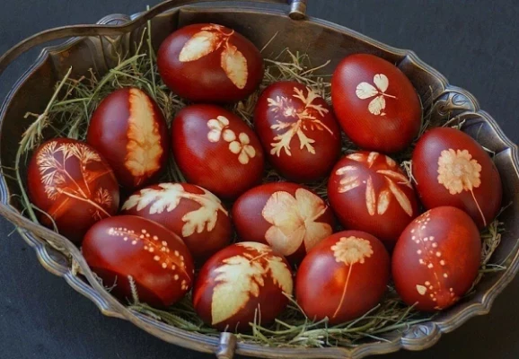 Яйца, окрашенные луковой шелухой, и с рисунком листиков