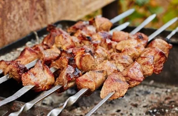 Почему шашлык из свинины получается сухой и жесткий, и какие ошибки в его приготовлении