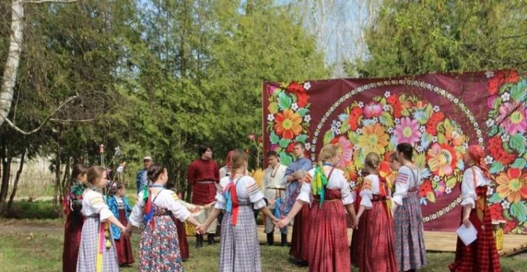 Праздник Красная Горка отмечают православные 23 апреля 2023 года и по традиции катают яйца