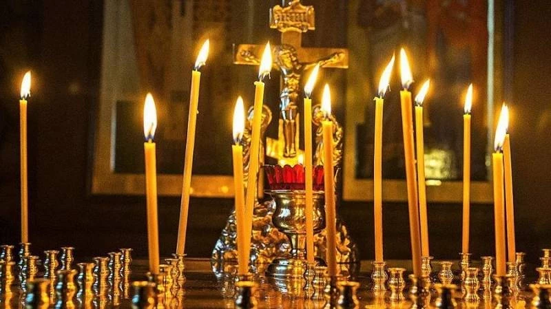 Радоница в России — это день поминовения, и начинается он с молитвы за усопших