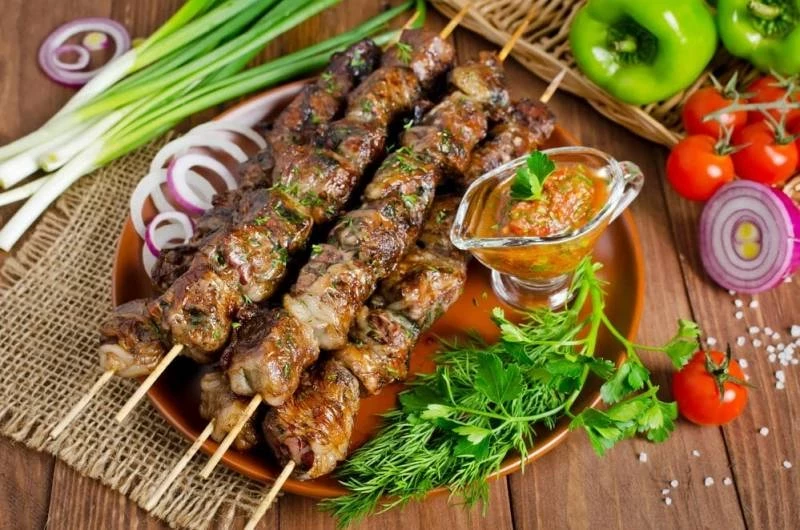 Маринад для шашлыка в красном вине придаст мясу особый вкус