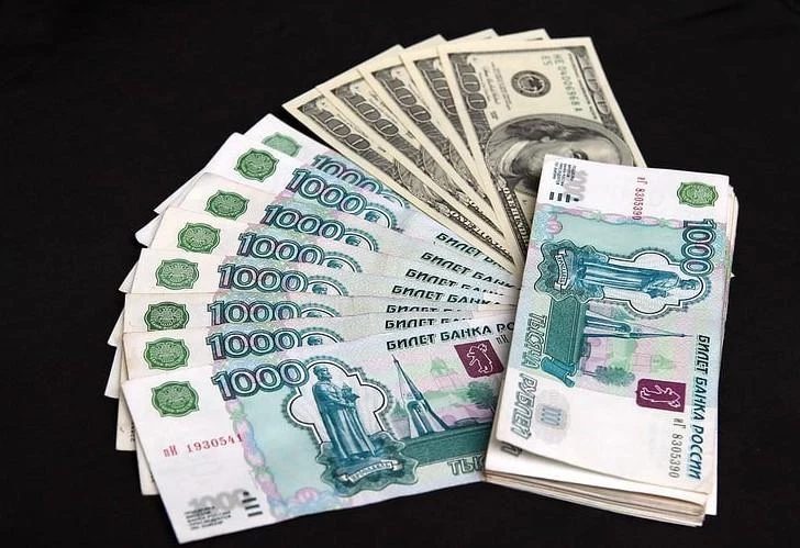 «Скоринг бюро»: Траты россиян по непросроченным кредиткам достигли 35,2%