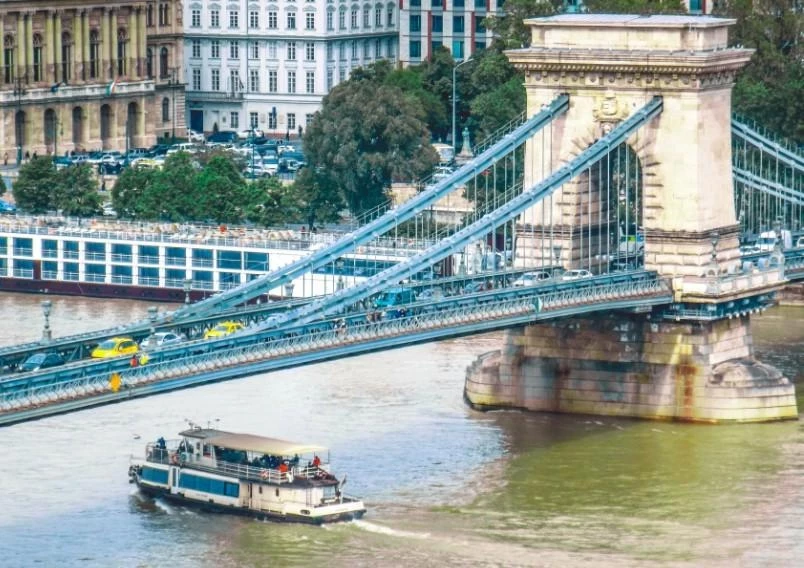 Канатоходец из Венгрии перешел в Будапеште через Дунай без страховки на высоте 30 м