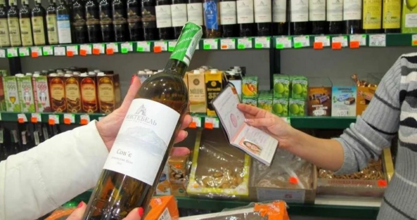 Алкоголь и сигареты в России будут продавать только по банковским картам: в чем смысл нововведения и можно ли будет купить за наличку
