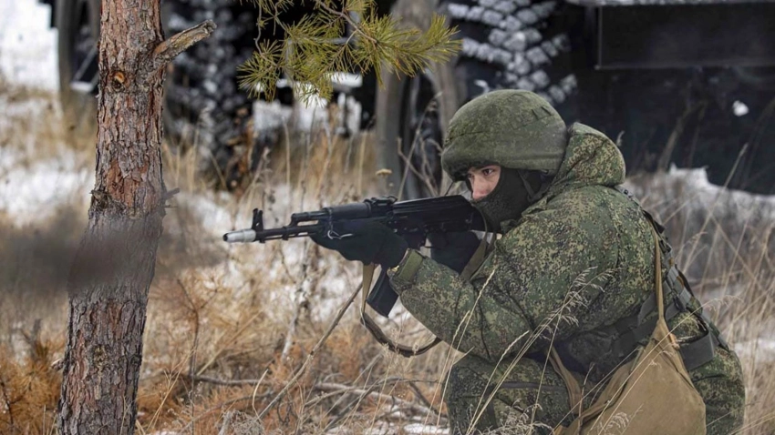 Российские военные начали использовать в зоне СВО «плащи-невидимки» для ночного боя
