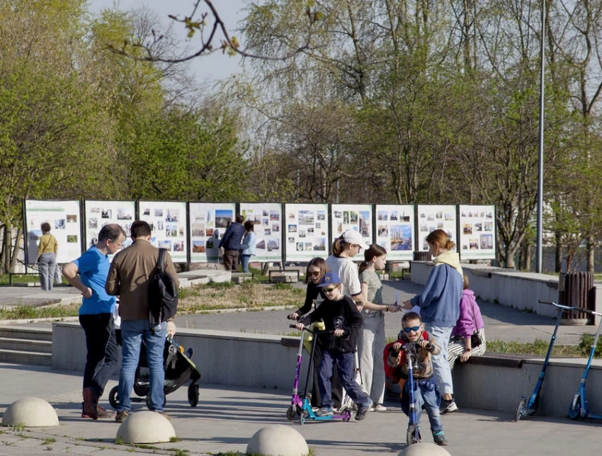 Фотовыставка «С любовью к Москве» продолжается в парке имени Юрия Лужкова