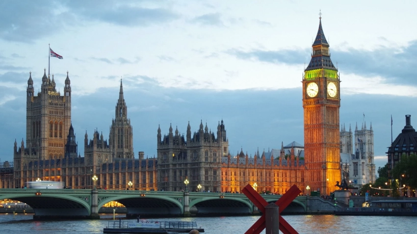 ВМС Британии начали расследование из-за найденных в туалете паба чертежей подлодки HMS Anson