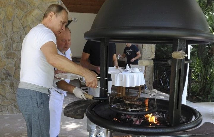 Секрет вкуснейшего шашлыка Путина: что любит есть президент во врмея отдыха на природе, какие напитки он предпочитает