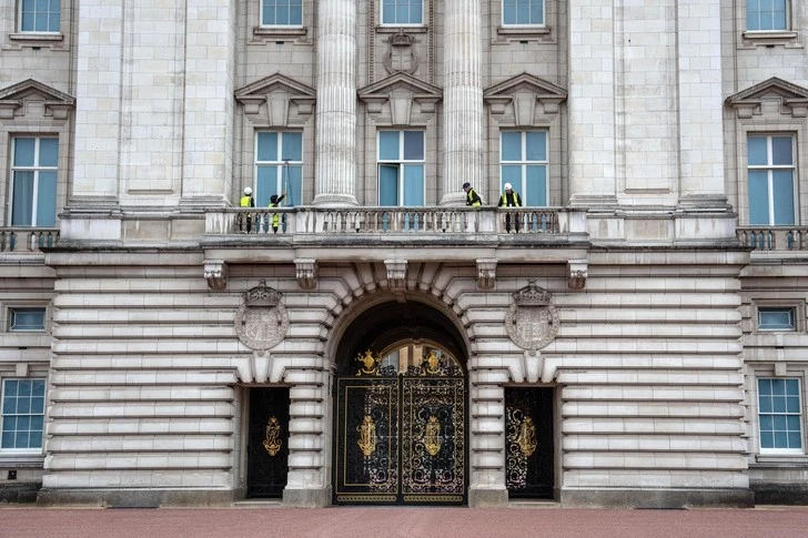 Пять скандалов, которые омрачили коронацию Карла III