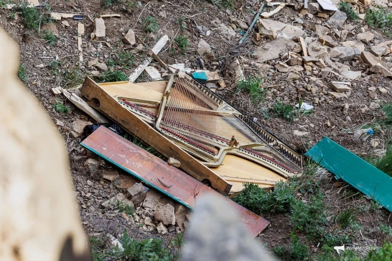 Вандалы уничтожили новое пианино на Русском острове (фото)