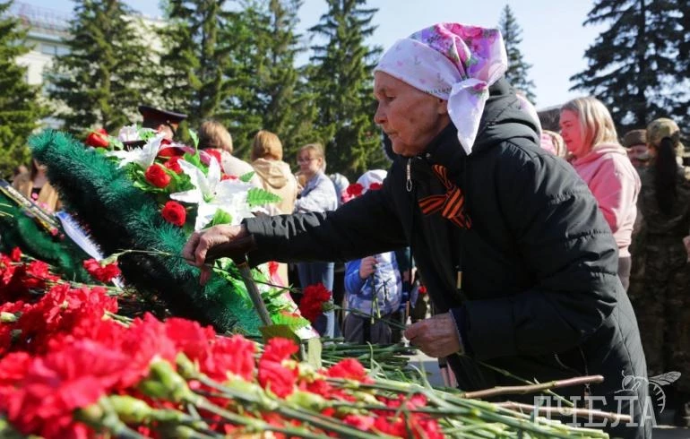 В Челябинске прошла торжественная церемония возложения цветов и венков к Вечному огню