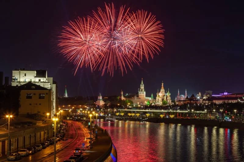 Площадки Победного Салюта 9 мая 2023 года в Москве и Петербурге: точное время и ссылка на прямую трансляцию праздничного фейерверка