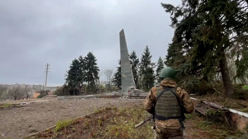 Украинский военный заявил, что ВСУ не могут удержать позиции в Бахмуте из-за бешеного штурма ЧВК «Вагнер»