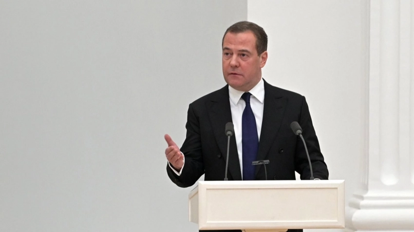 Медведев жестко прошелся по Макрону после слов о «геополитическом поражении России»