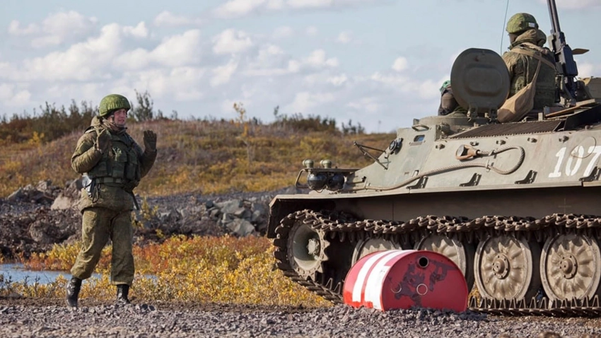 Бойцы ВС РФ используют танковый тягач с «адской молотилкой» в качестве машины огневой поддержки