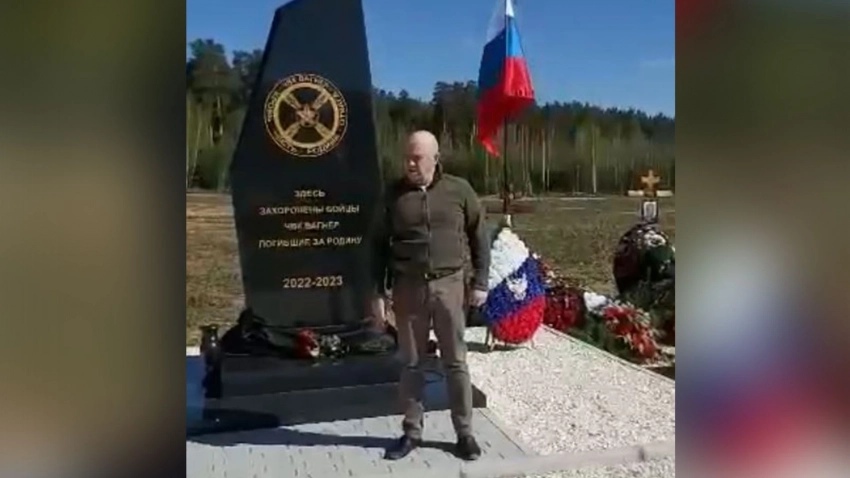 «Каждый из этих парней погиб героем»: Пригожин посетил кладбище ЧВК «Вагнер» под Екатеринбургом