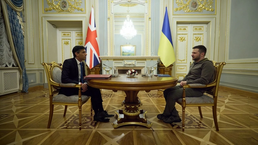 Guardian: Зеленский и Сунак обсудили создание «коалиции по истребителям»