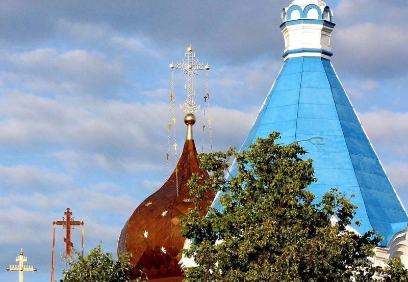 Можно ли в эти выходные, 3 и 4 июня, сажать рассаду, посещать кладбище, убираться дома, работать на огороде: запреты на Троицкую родительскую субботу и Святую Троицу