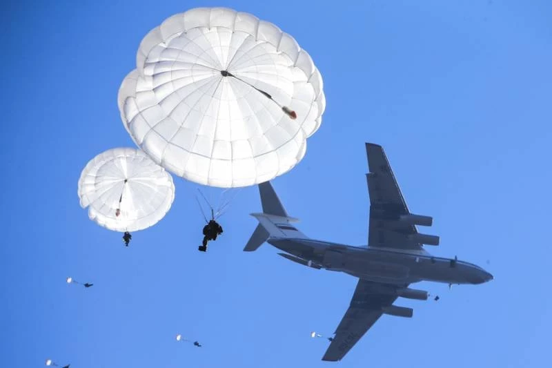 День рождения парашюта отмечают 3 июня 2023 года, кто создал данное изобретение и где оно может применяться
