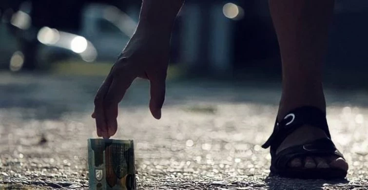 Приметы, которые объясняют, можно ли подбирать найденные на улице деньги