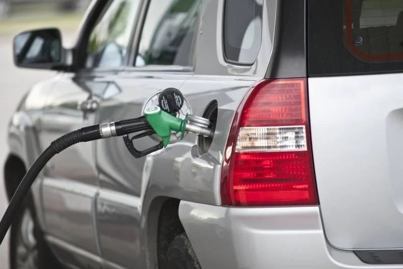 Почему заливать по 10 литров в бак машины лучше, чем сразу полный: автоспециалисты рассказали секрет