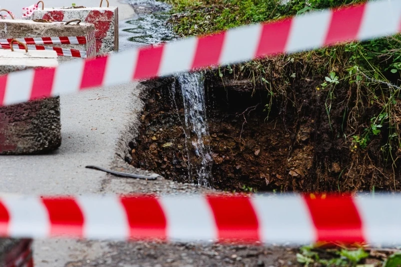 Забор повис в воздухе, дороги развалились – как выглядит Владивосток после удара стихии
