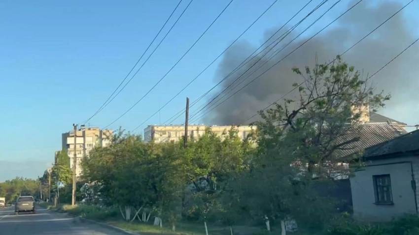 Первые фото и видео с мест прилетов в Луганске опубликованы в Сети