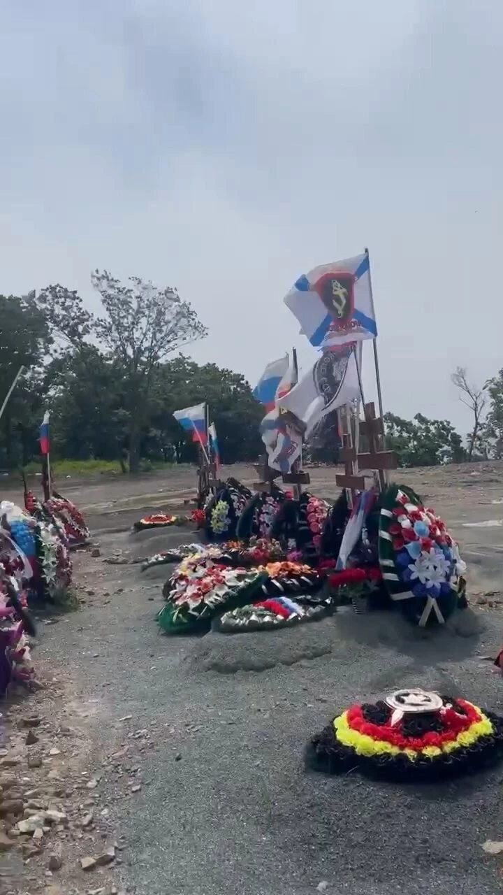 Месть или просто кащунство: во Владивостоке неизвестные осквернили могилы бойцов Вагнера и ВС РФ, что с ними сделали