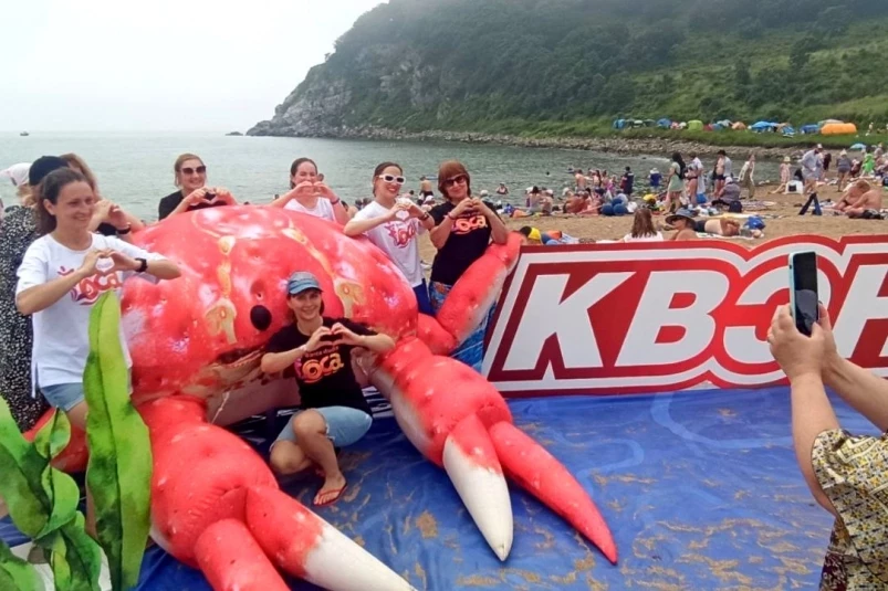 Гигантский краб и Нептун стали главными символами Дня рыбака в приморской бухте Отрада