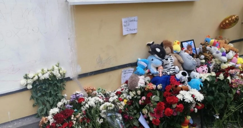 Весь Екатеринбург плачет: похороны Далера, которого убили в семье опекунши, последние новости об убийстве