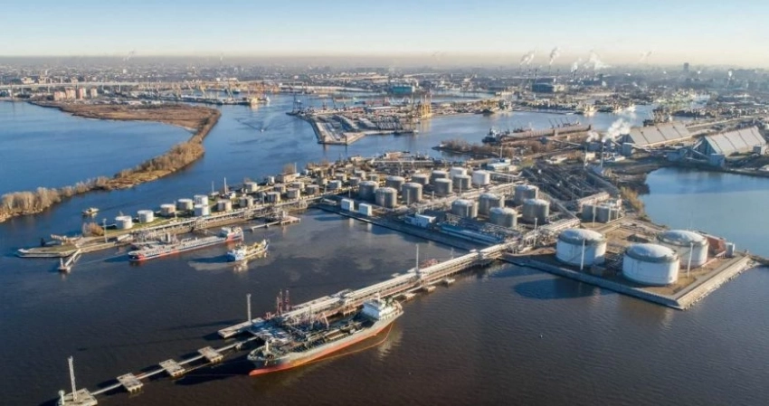 Корпоративный конфликт вокруг Петербургского нефтяного терминала начался с «непростого» подарка акций