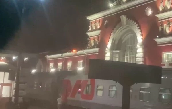 В Курске пять человек пострадали после падения беспилотника на здание ж/д возкала 