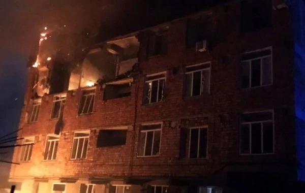 В жилом доме в Махачкале взорвался газ и начался пожар 