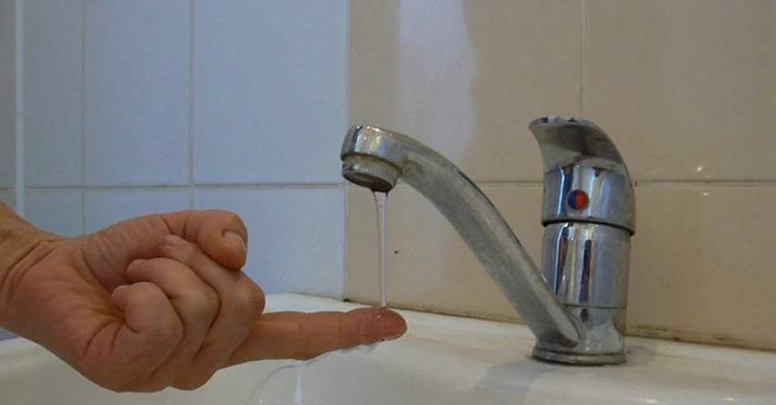 Слабый напор воды в квартире: почему и что делать?