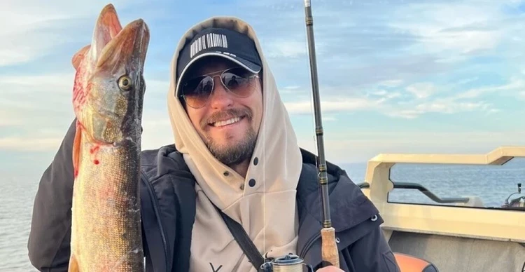 Сергей Безруков похвастался рыбалкой на Дону во время официального запрета: выловил 2-килограммовую щуку