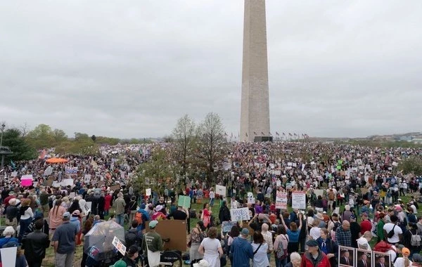 В США начались масштабные акции протеста против политики Трампа
