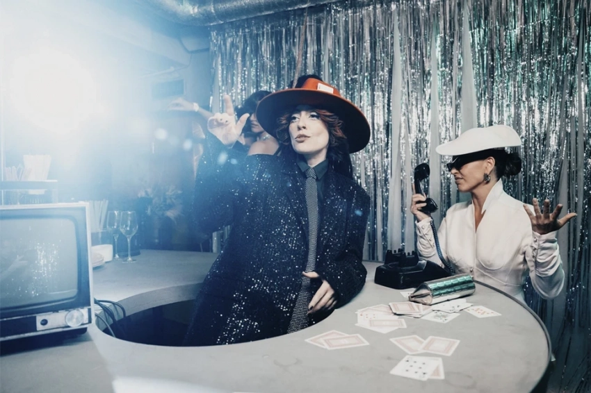 Zivert и WIWO выпустили клип на суперхит девяностых «Посмотри в глаза» Натальи Ветлицкой — песню поют на итальянском