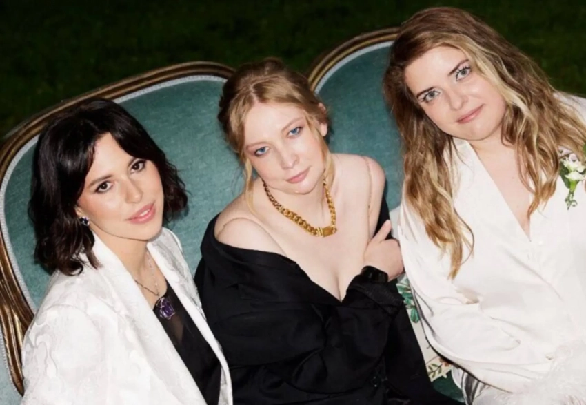 "История про трёх провинциалок, покоряющих светскую жизнь". В телеграме обсуждают "спектакль Константина Богомолова" с пародией на "Антиглянец"