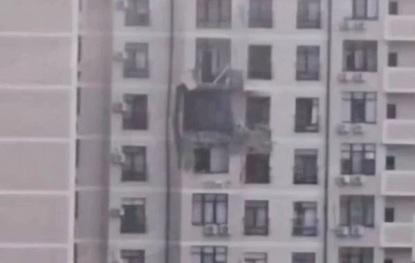 Украинский БПЛА врезался в жилой комплекс в Новороссийске: в городе слышны взрывы