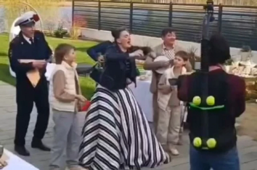 «В тренде»: Елена Ваенга и «Уральские пельмени» сняли клип под хит Надежды Кадышевой