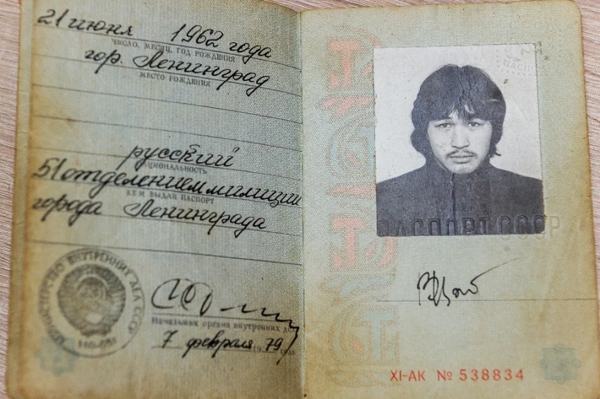 Потерянный паспорт Цоя и кусок торта со свадьбы принцессы Дианы: Какие вещи знаменитостей продают на аукционах и сколько это стоит