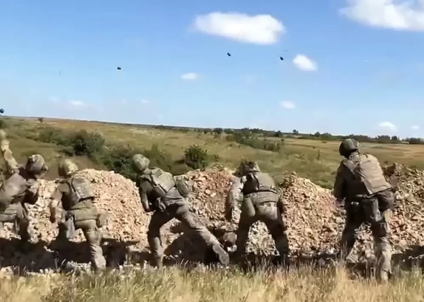 Украинский боевик хвастается наличием широкой номенклатуры используемых на фронте ручных гранат