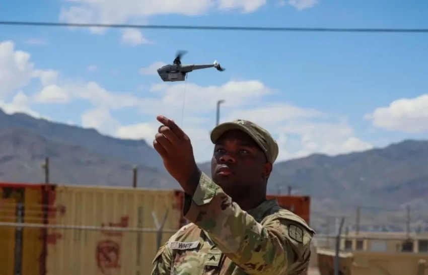 Пентагон представил новую версию «карманного» дрона Black Hornet 4