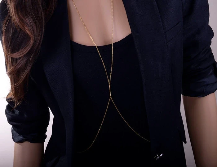 Искусство на теле: как бодичейны стали главным аксессуаром 2025 и с чем их сочетать