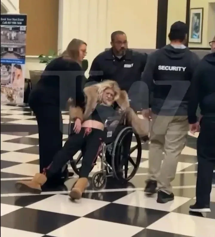 Тару Рид госпитализировали из отеля. Она заявила, что ей подмешали наркотики в баре