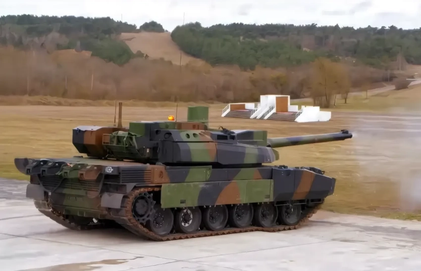 Во Франции неизвестный дрон пролетел над колонной танков Leclerc